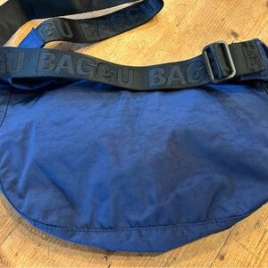 BAGGU nylon sling crossbody bag